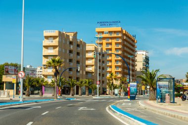 La Manga, İspanya, 4 Mart 2019 Avenida Gran Va de la Manga Cabo de Palos 'tan Punta del Monte' ye.