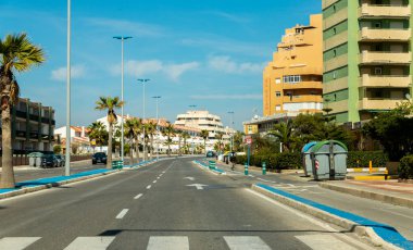 La Manga, İspanya, 4 Mart 2019 Avenida Gran Va de la Manga Cabo de Palos 'tan Punta del Monte' ye.