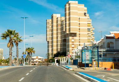 La Manga, İspanya, 4 Mart 2019 Avenida Gran Va de la Manga Cabo de Palos 'tan Punta del Monte' ye.