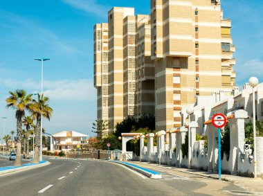 La Manga, İspanya, 4 Mart 2019 Avenida Gran Va de la Manga Cabo de Palos 'tan Punta del Monte' ye.