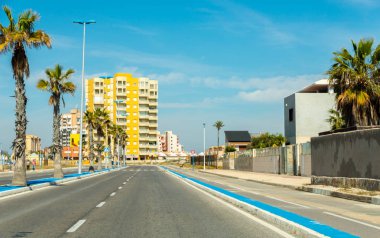La Manga, İspanya, 4 Mart 2019 Avenida Gran Va de la Manga Cabo de Palos 'tan Punta del Monte' ye.