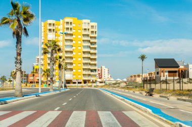 La Manga, İspanya, 4 Mart 2019 Avenida Gran Va de la Manga Cabo de Palos 'tan Punta del Monte' ye.