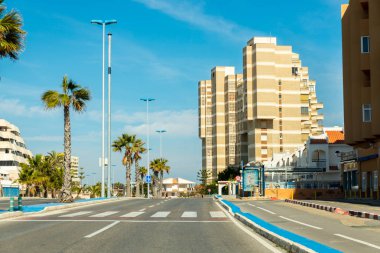 La Manga, İspanya, 4 Mart 2019 Avenida Gran Va de la Manga Cabo de Palos 'tan Punta del Monte' ye.