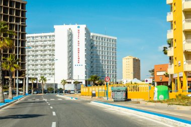 La Manga, İspanya, 4 Mart 2019 Avenida Gran Va de la Manga Cabo de Palos 'tan Punta del Monte' ye.