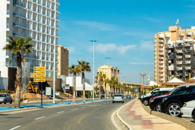 La Manga, İspanya, 4 Mart 2019 Avenida Gran Va de la Manga Cabo de Palos 'tan Punta del Monte' ye.