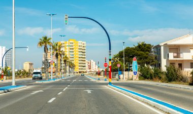 La Manga, İspanya, 4 Mart 2019 Avenida Gran Va de la Manga Cabo de Palos 'tan Punta del Monte' ye.