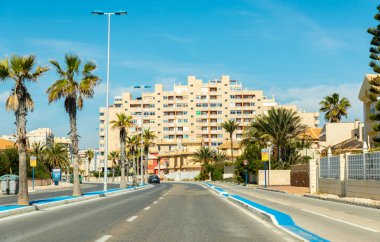 La Manga, İspanya, 4 Mart 2019 Avenida Gran Va de la Manga Cabo de Palos 'tan Punta del Monte' ye.
