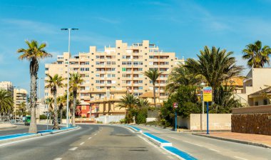 La Manga, İspanya, 4 Mart 2019 Avenida Gran Va de la Manga Cabo de Palos 'tan Punta del Monte' ye.