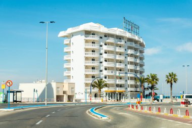 La Manga, İspanya, 4 Mart 2019 Avenida Gran Va de la Manga Cabo de Palos 'tan Punta del Monte' ye.