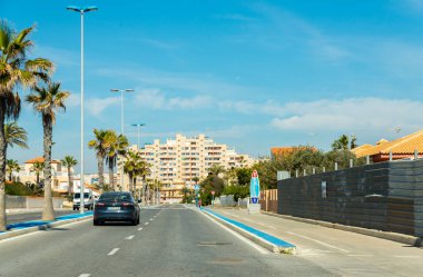 La Manga, İspanya, 4 Mart 2019 Avenida Gran Va de la Manga Cabo de Palos 'tan Punta del Monte' ye.