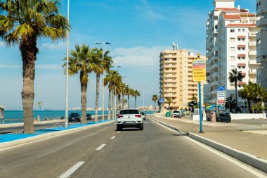 La Manga, İspanya, 4 Mart 2019 Avenida Gran Va de la Manga Cabo de Palos 'tan Punta del Monte' ye.