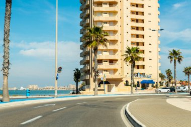 La Manga, İspanya, 4 Mart 2019 Avenida Gran Va de la Manga Cabo de Palos 'tan Punta del Monte' ye.