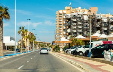 La Manga, İspanya, 4 Mart 2019 Avenida Gran Va de la Manga Cabo de Palos 'tan Punta del Monte' ye.
