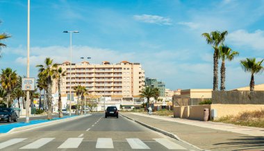 La Manga, İspanya, 4 Mart 2019 Avenida Gran Va de la Manga Cabo de Palos 'tan Punta del Monte' ye.