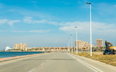 La Manga, İspanya, 4 Mart 2019 Avenida Gran Va de la Manga Cabo de Palos 'tan Punta del Monte' ye.