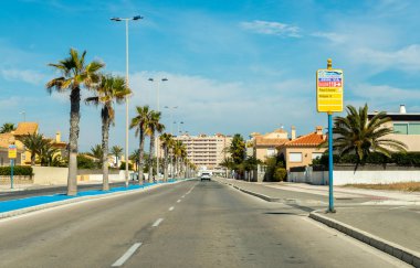 La Manga, İspanya, 4 Mart 2019 Avenida Gran Va de la Manga Cabo de Palos 'tan Punta del Monte' ye.