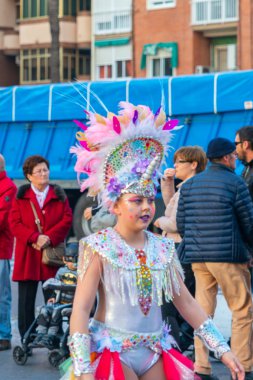 Cartagena, Ispanya-Mart 2, 2019 Murcia bölgesinde ünlü bir kasabanın sakinleri tarafından düzenlenen renkli bir karnaval geçit töreni