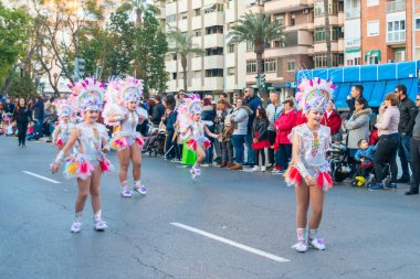 Cartagena, Ispanya-Mart 2, 2019 Murcia bölgesinde ünlü bir kasabanın sakinleri tarafından düzenlenen renkli bir karnaval geçit töreni
