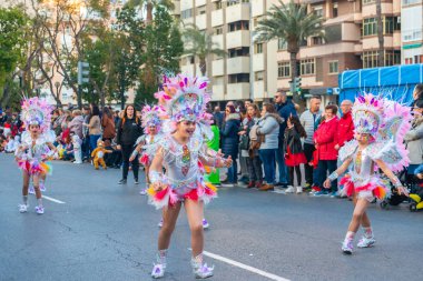 Cartagena, Ispanya-Mart 2, 2019 Murcia bölgesinde ünlü bir kasabanın sakinleri tarafından düzenlenen renkli bir karnaval geçit töreni