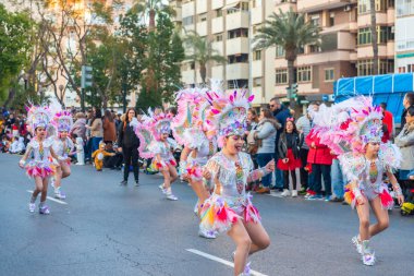 Cartagena, Ispanya-Mart 2, 2019 Murcia bölgesinde ünlü bir kasabanın sakinleri tarafından düzenlenen renkli bir karnaval geçit töreni