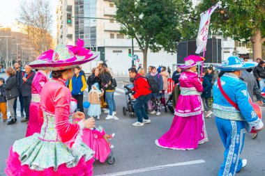 Cartagena, Ispanya-Mart 2, 2019 Murcia bölgesinde ünlü bir kasabanın sakinleri tarafından düzenlenen renkli bir karnaval geçit töreni