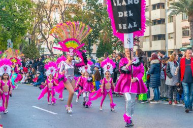 Cartagena, Ispanya-Mart 2, 2019 Murcia bölgesinde ünlü bir kasabanın sakinleri tarafından düzenlenen renkli bir karnaval geçit töreni