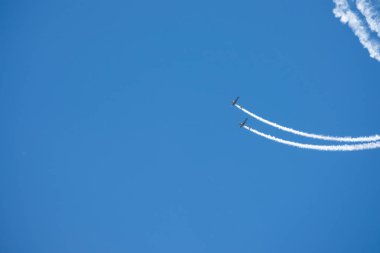 Torre Del Mar, İspanya - 29 Temmuz 2018 uçakları uçan plaj bir sahil kasabasında, Andalusia içinde airshow akrobasi üzerinden