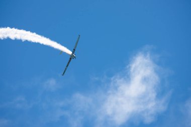 Torre Del Mar, İspanya - 29 Temmuz 2018 uçakları uçan plaj bir sahil kasabasında, Andalusia içinde airshow akrobasi üzerinden