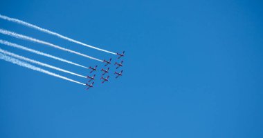 Torre Del Mar, İspanya - 29 Temmuz 2018 uçakları uçan plaj bir sahil kasabasında, Andalusia içinde airshow akrobasi üzerinden