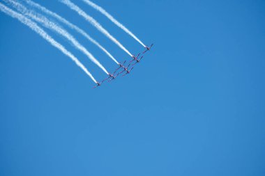 Torre Del Mar, İspanya - 29 Temmuz 2018 uçakları uçan plaj bir sahil kasabasında, Andalusia içinde airshow akrobasi üzerinden
