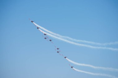 Torre Del Mar, İspanya - 29 Temmuz 2018 uçakları uçan plaj bir sahil kasabasında, Andalusia içinde airshow akrobasi üzerinden
