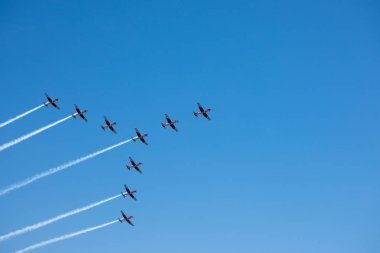 Torre Del Mar, İspanya - 29 Temmuz 2018 uçakları uçan plaj bir sahil kasabasında, Andalusia içinde airshow akrobasi üzerinden