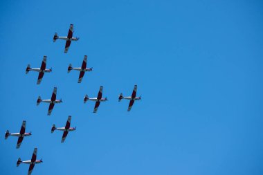 Torre Del Mar, İspanya - 29 Temmuz 2018 uçakları uçan plaj bir sahil kasabasında, Andalusia içinde airshow akrobasi üzerinden