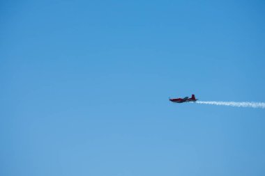 Torre Del Mar, İspanya - 29 Temmuz 2018 uçakları uçan plaj bir sahil kasabasında, Andalusia içinde airshow akrobasi üzerinden