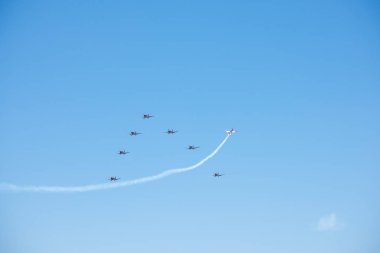 Torre Del Mar, İspanya - 29 Temmuz 2018 uçakları uçan plaj bir sahil kasabasında, Andalusia içinde airshow akrobasi üzerinden