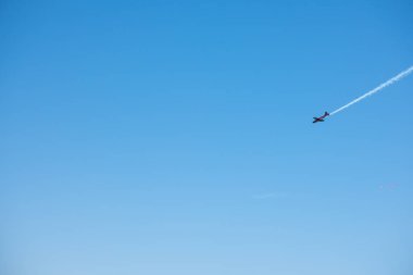 Torre Del Mar, İspanya - 29 Temmuz 2018 uçakları uçan plaj bir sahil kasabasında, Andalusia içinde airshow akrobasi üzerinden