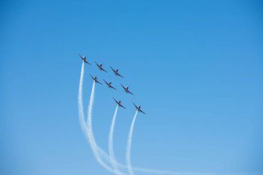 Torre Del Mar, İspanya - 29 Temmuz 2018 uçakları uçan plaj bir sahil kasabasında, Andalusia içinde airshow akrobasi üzerinden