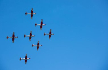 Torre Del Mar, İspanya - 29 Temmuz 2018 uçakları uçan plaj bir sahil kasabasında, Andalusia içinde airshow akrobasi üzerinden