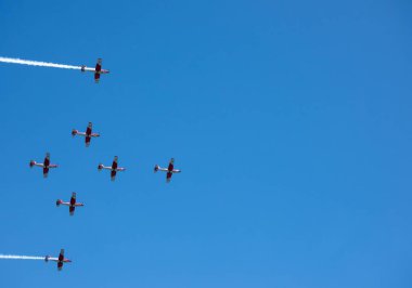 Torre Del Mar, İspanya - 29 Temmuz 2018 uçakları uçan plaj bir sahil kasabasında, Andalusia içinde airshow akrobasi üzerinden