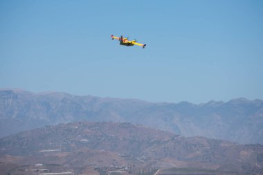 Torre Del Mar, İspanya - 29 Temmuz 2018 uçakları uçan plaj bir sahil kasabasında, Andalusia içinde airshow akrobasi üzerinden