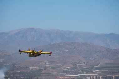 Torre Del Mar, İspanya - 29 Temmuz 2018 uçakları uçan plaj bir sahil kasabasında, Andalusia içinde airshow akrobasi üzerinden