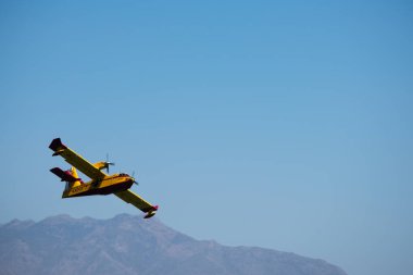 Torre Del Mar, İspanya - 29 Temmuz 2018 uçakları uçan plaj bir sahil kasabasında, Andalusia içinde airshow akrobasi üzerinden