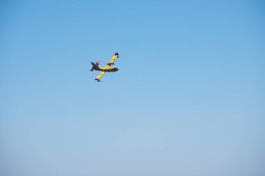 Torre Del Mar, İspanya - 29 Temmuz 2018 uçakları uçan plaj bir sahil kasabasında, Andalusia içinde airshow akrobasi üzerinden