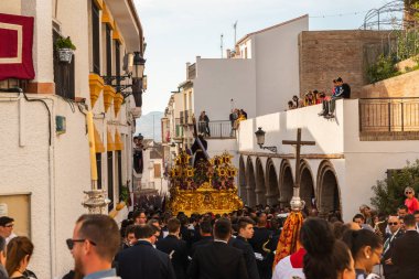 Velez Malaga, İspanya - 29 Mart 2018 insanlar geçit töreninde kutsal hafta İspanyol bir şehirde, Paskalya katılan
