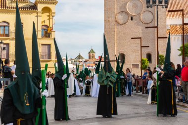 Velez Malaga, İspanya - 29 Mart 2018 insanlar geçit töreninde kutsal hafta İspanyol bir şehirde, Paskalya katılan