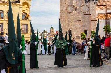 Velez Malaga, İspanya - 29 Mart 2018 insanlar geçit töreninde kutsal hafta İspanyol bir şehirde, Paskalya katılan