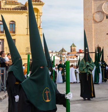 Velez Malaga, İspanya - 29 Mart 2018 insanlar geçit töreninde kutsal hafta İspanyol bir şehirde, Paskalya katılan
