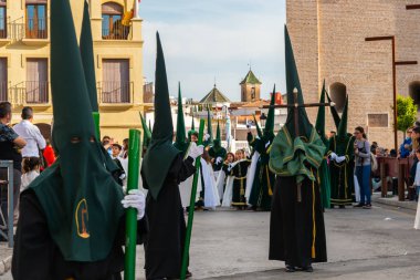 Velez Malaga, İspanya - 29 Mart 2018 insanlar geçit töreninde kutsal hafta İspanyol bir şehirde, Paskalya katılan