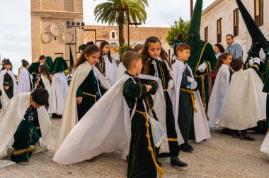 Velez Malaga, İspanya - 29 Mart 2018 insanlar geçit töreninde kutsal hafta İspanyol bir şehirde, Paskalya katılan