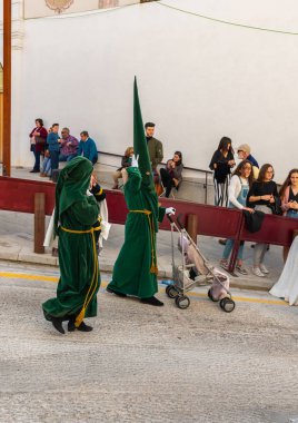 Velez Malaga, İspanya - 29 Mart 2018 insanlar geçit töreninde kutsal hafta İspanyol bir şehirde, Paskalya katılan